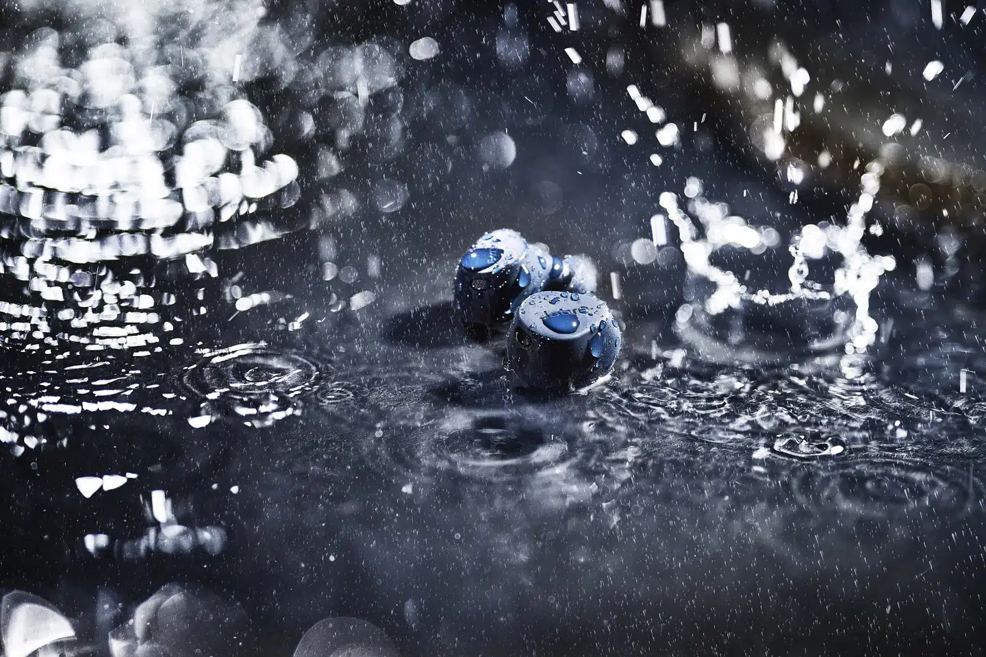 Jabras trådløse hovedtelefoner Elite 8 Active er lavet til at kunne tåle al slags vejr. Paul Broadrick, pressefoto, Jabra./Free