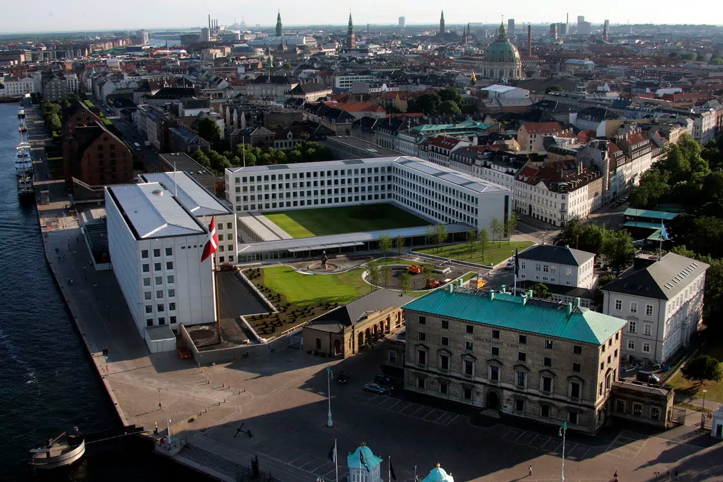 A. P. Møller - Mærsks hovedkvarter på Esplanaden i København, hvor virksomheden nu har fået grønt lyst til at overtage et kæmpe græsområde. (Arkivfoto)