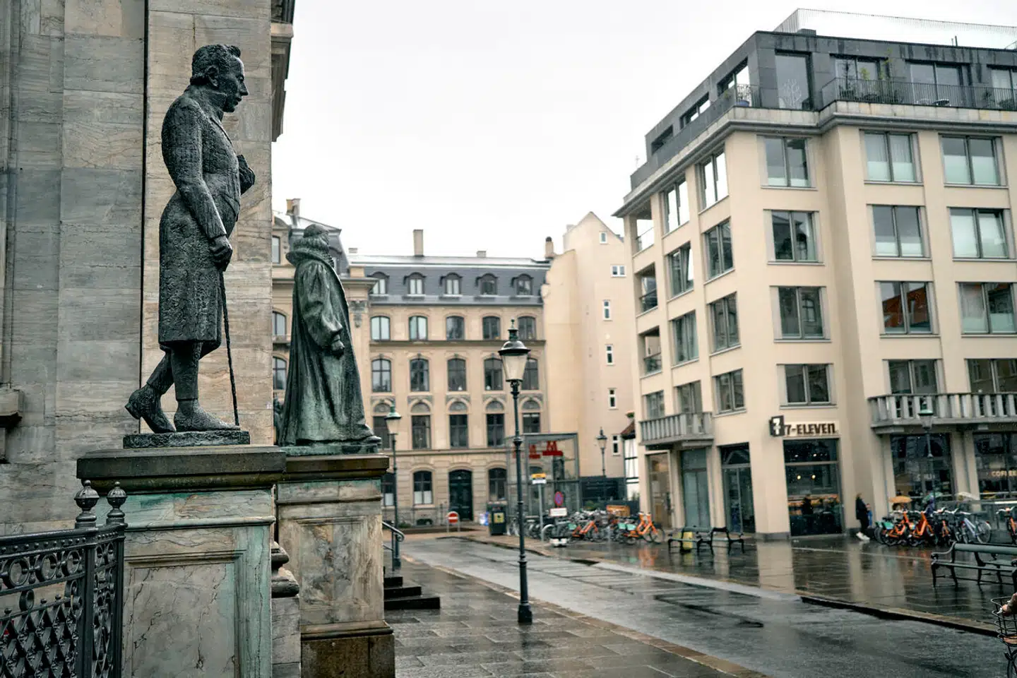 Billedhuggeren Knud Nellemose lavede denne skulptur af Kierkegaard i 1972. Den står ved Marmorkirken, og stakkels Kierkegaard må dermed lide den tort at stå ganske tæt ved biskop Mynster, hvis begravelse i 1854 var den direkte anledning til det rasende angreb på folkekirken.