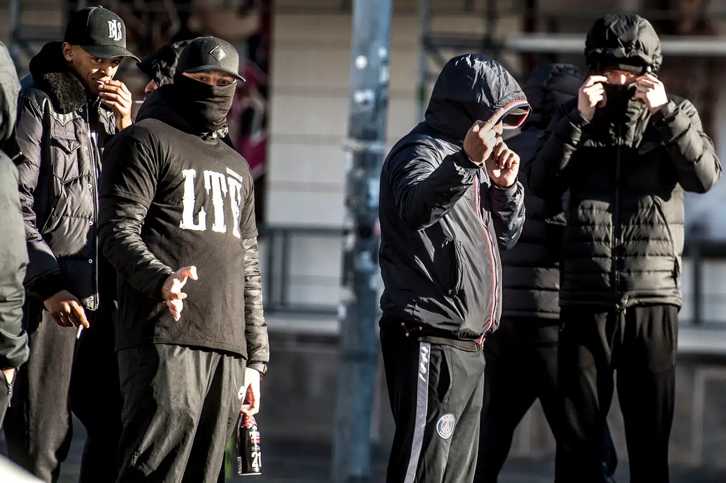 Medlemmer af Loyal to Familia (LTF) må som konsekvens af forbuddet imod dem ikke længere bære de synlige og symbolske trøjer med logoet, der er blevet et af de tydeligste billeder på bandekriminalitet i Danmark.