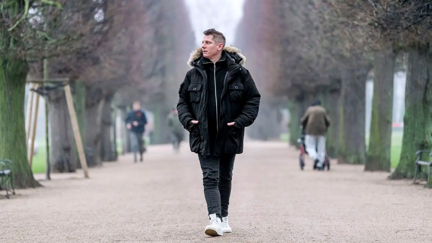 Robert Hansen bor til daglig i sin lejlighed på Frederiksberg, hvor han håber at kunne afsone sin voldsdom med fodlænke. Det var samme lejlighed, han begik de to voldsforhold mod sin ekskæreste Nynne Larsen.