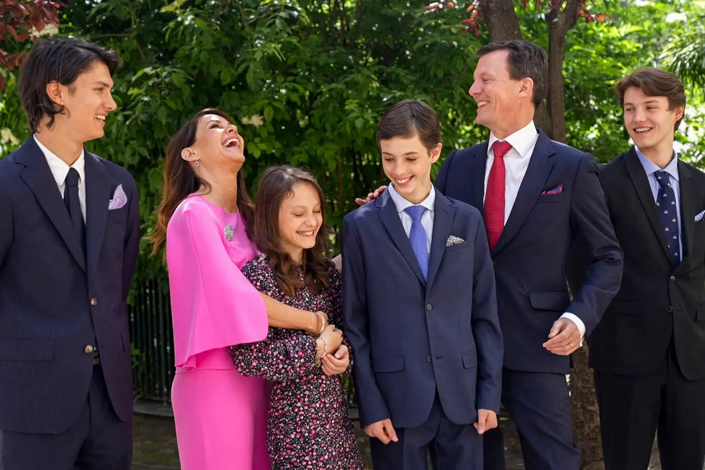 Grev Nikolai er rejst til Sydney for at læse, grev Felix er i Danmark, og resten af familien bor nu i Washington, D.C.