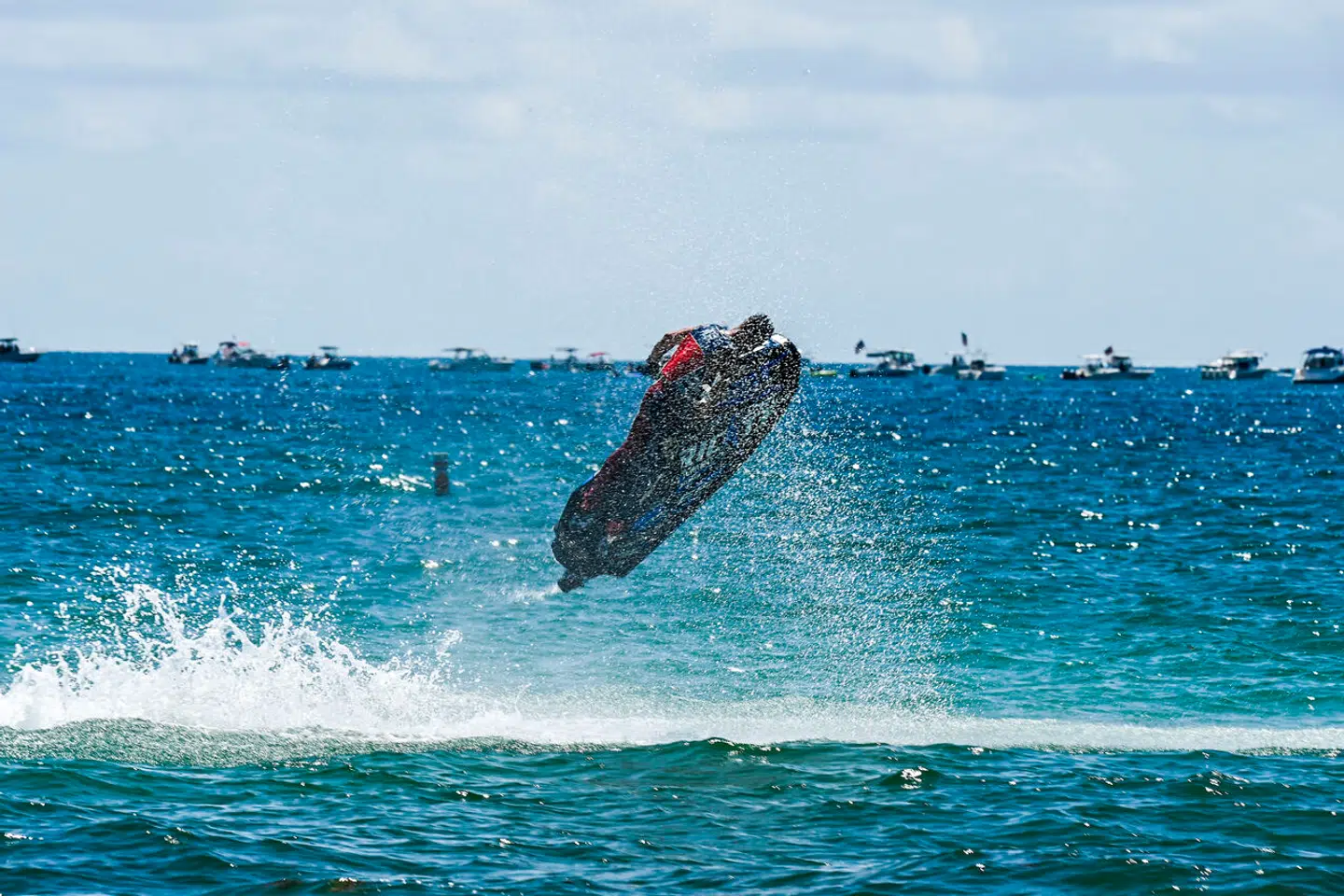 En gruppe turister blev i denne uge angrebet med skud, da de sejlede ind i Algeriet. Her ses et arkivfoto af en jetskier.