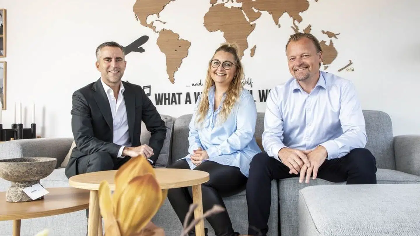 Jacob Risgaard – her med forretningspartneren Jesper Sommer (th.) – investerede i Winnie Løkkegaard Kristensens Minifabrikken.