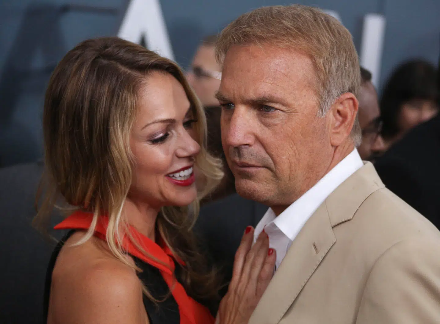 Christine Baumgartner søgte om skilsmisse fra Kevin Costner i maj efter 18 års ægteskab. Sammen fik de tre børn, den 16-årige Cayden, 14-årige Hayes og 13-årige Grace.