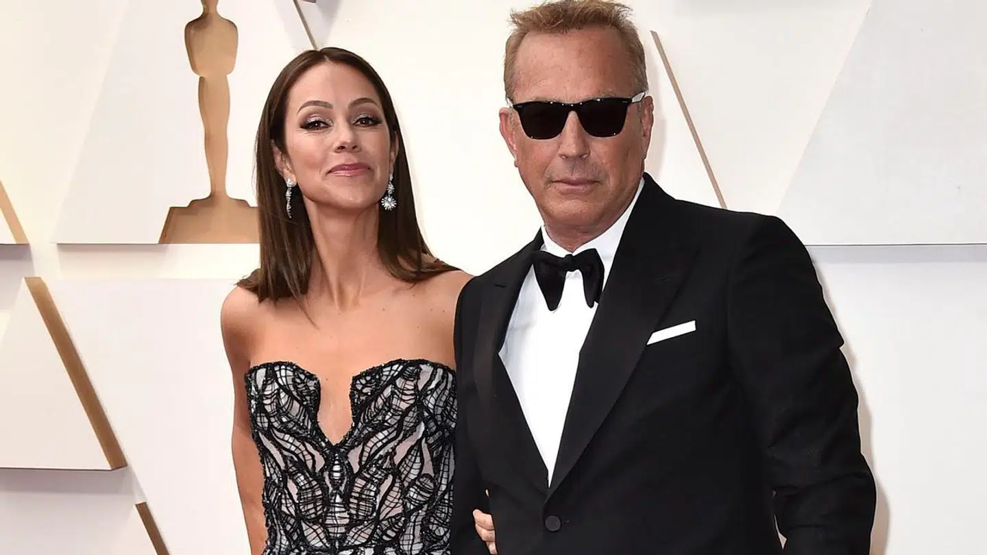 Kevin Costner og Christine Baumgartner året inden, de gik fra hinanden. Nu er deres skilsmisse endeligt afgjort.
