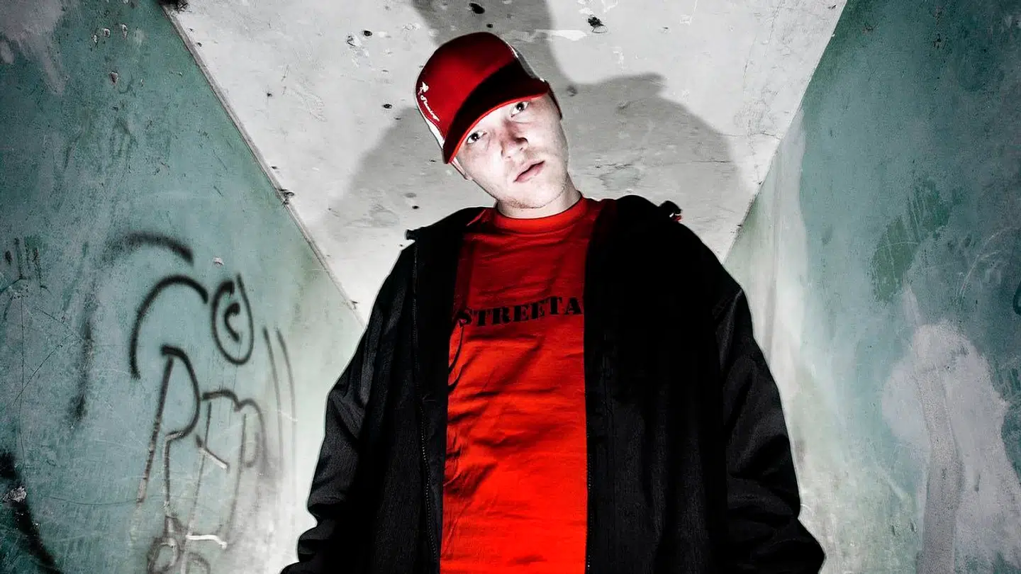 Den nordjyske rapper Niels 'Niarn' Roos har været aktiv musiker helt frem til august. Nu afventer 'Dobbelt A'-rapperen en ny nyre.