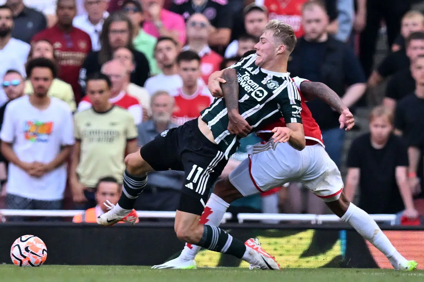 Rasmus Højlund ryger her i græsset i en nærkamp i debuten for Manchester United. Glyn Kirk/Ritzau Scanpix