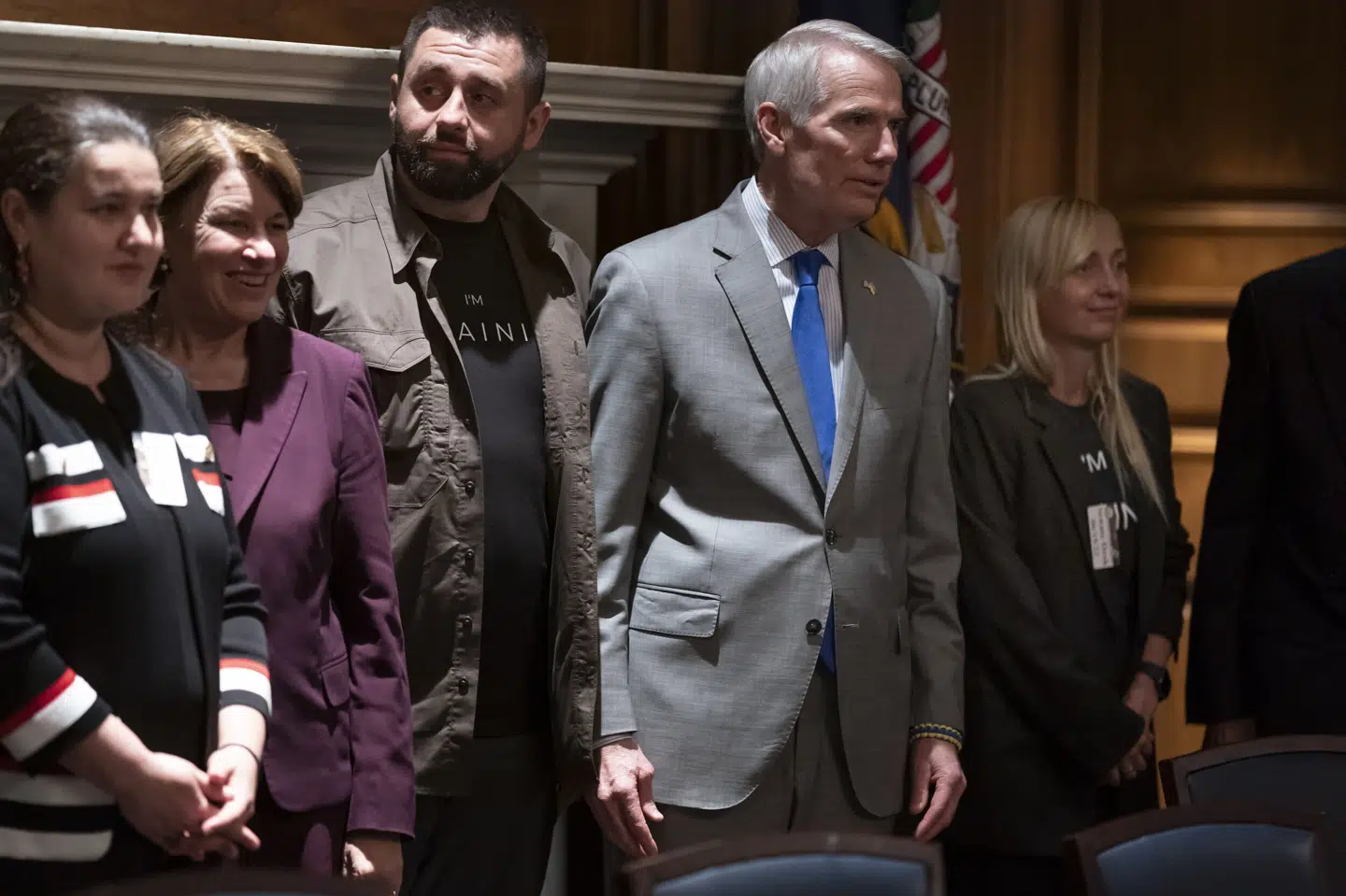 Rustem Umerov, der ventes at blive skiftet ind som Ukraines nye forsvarsminister, ses her under en ukrainske delegations besøg i Kongressen i Washington D.C. i juni 2022. Umerov - der står som nummer tre fra venstre mellem senatorerne Amy Klobuchar og Rob Portman - har været Ukraines forhandler i flere vanskelige spørgsmål. J. Scott Applewhite/Ritzau Scanpix