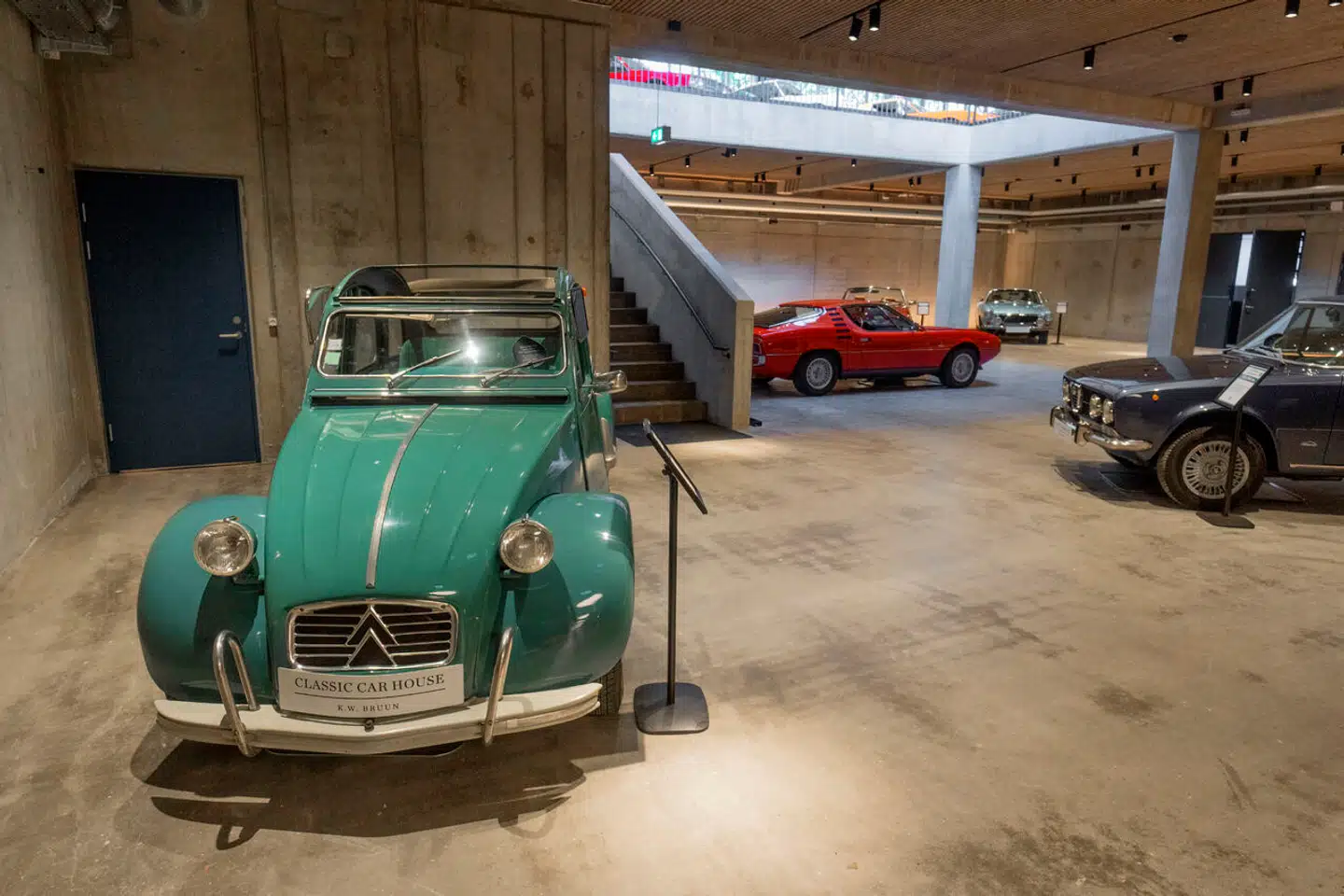 I butikken kan man både købe luksusbiler og mere profane modeller. De er dog allesammen det, man kalder »klassiske biler«, og de er alle velholdte.