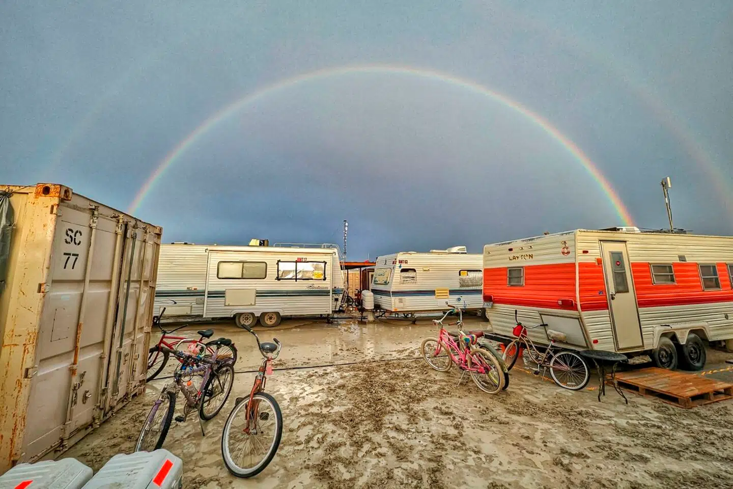 Festivalgæster er strandet i den store mudderpøl efter massiv regn i delstaten Nevada.