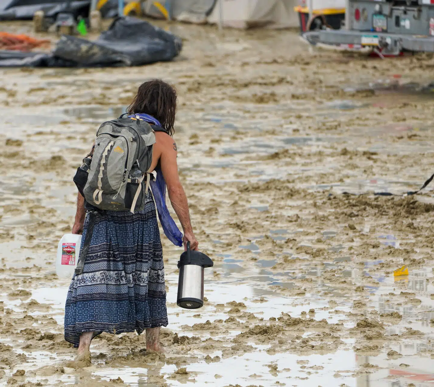 En festivaldeltager forsøger at bane sig vej gennem mudderet i Black Rock City i Nevada.