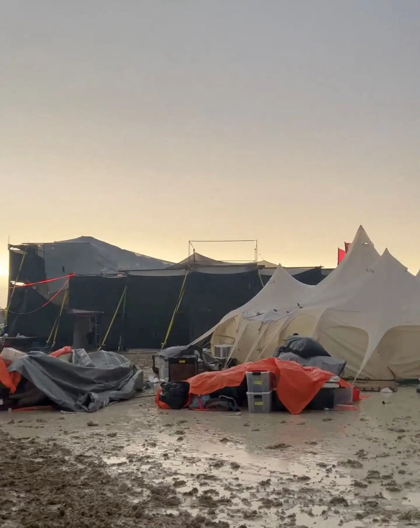 Telte, oppakning og toiletter flyder rundt på festivalpladsen.