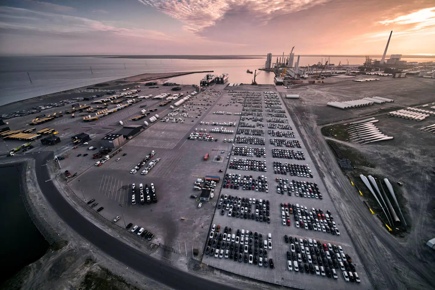 Omkring hver fjerde personbil i Danmark importeres via Esbjerg Havn. I forsommeren blev omkring 60 af de nye biler skadet af sten, der blev hvirvlet op af militærhelikoptere.