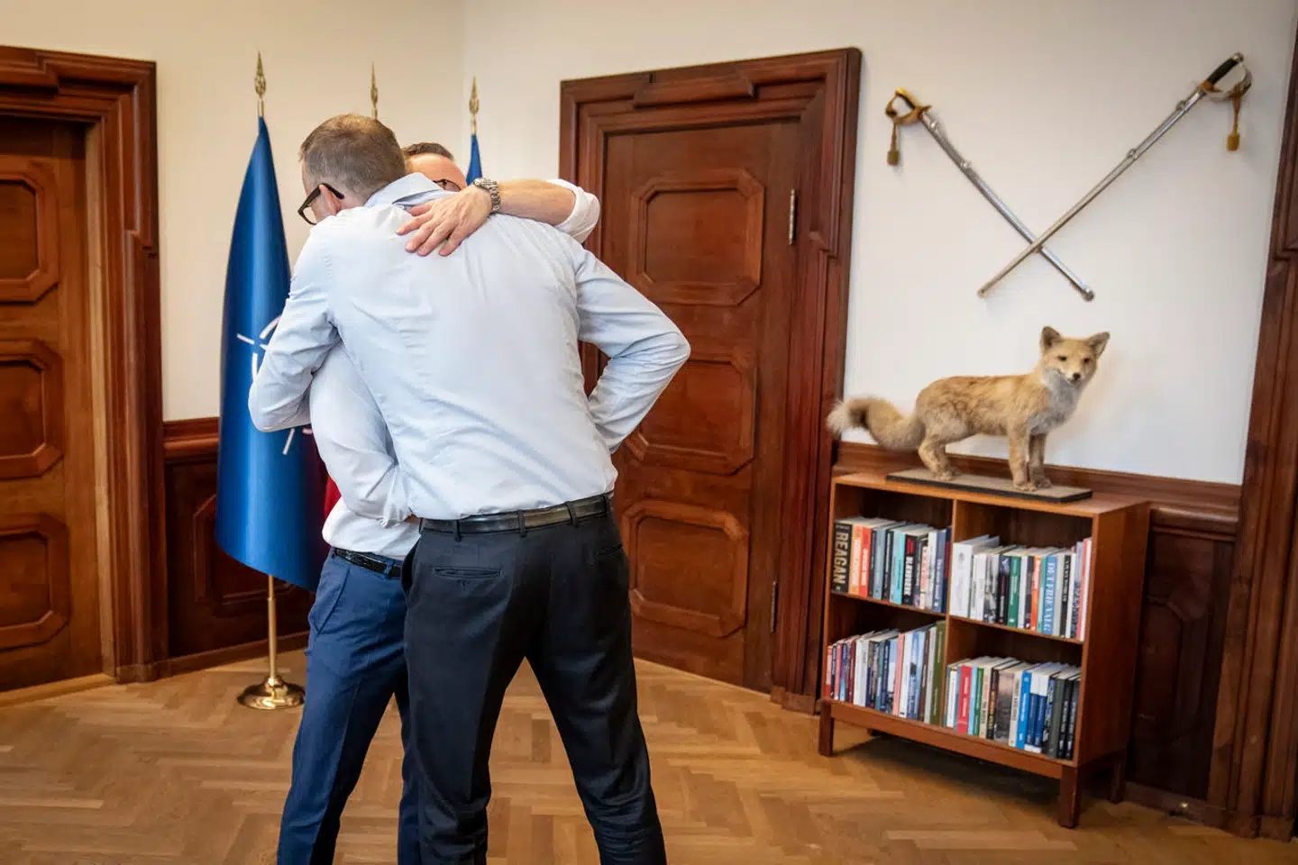 Der er ikke langt fra et kram til en fyreseddel. Forsvarsminister Jakob Ellemann-Jensen (V) sammen med forsvarsministeriets departementschef Morten Bæk på sit kontor i Forsvarsministeriet i København, tirsdag den 1. august 2023; ti dage senere blev Bæk hjemsendt.