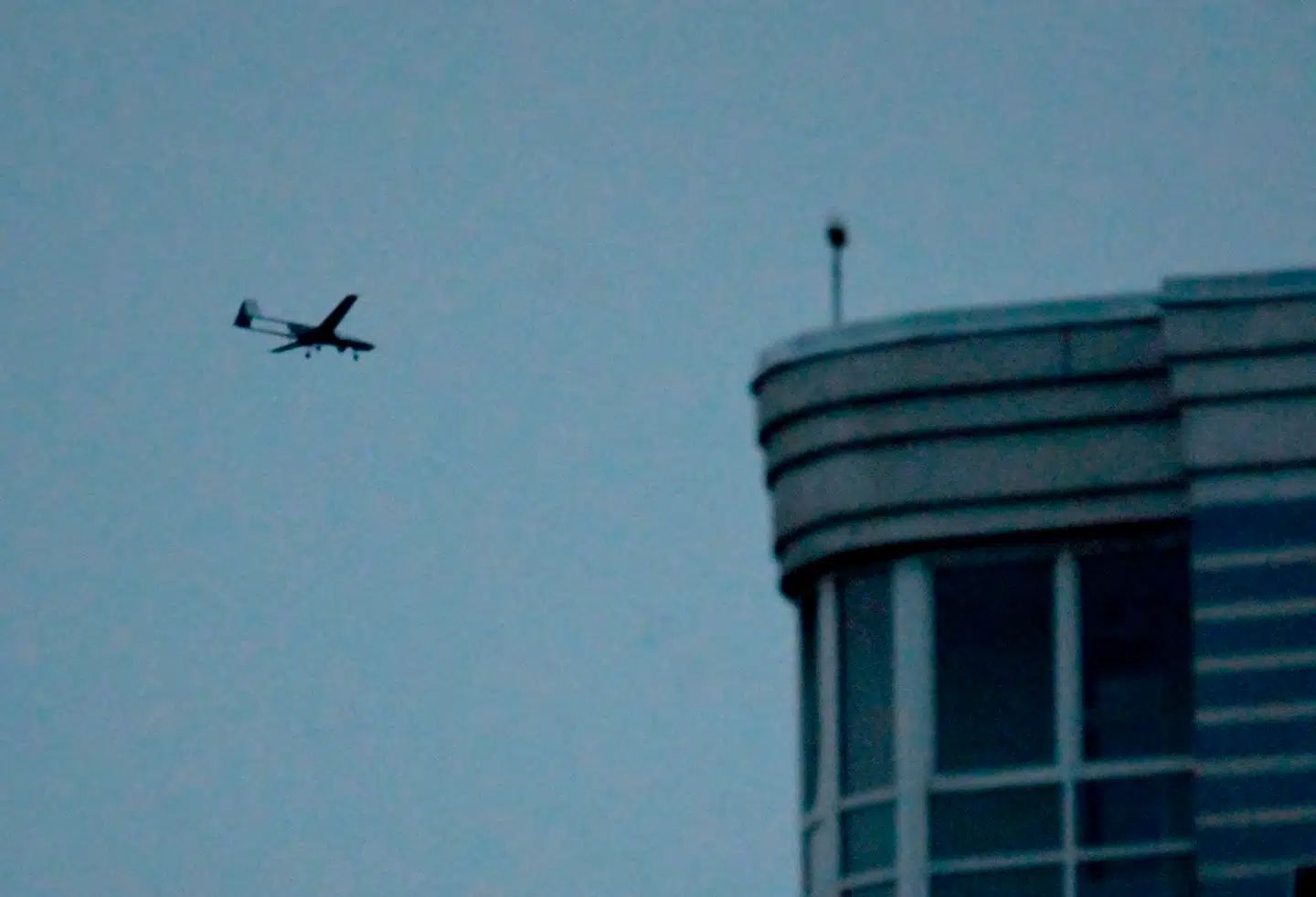 En ukrainsk Bayraktar-drone flyver over Kyiv i maj. Ukraine måtte nedskyde dronen, da man havde tabt kontrollen over den.