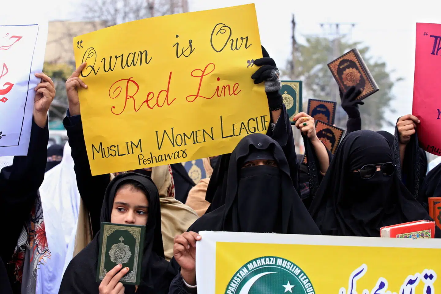 »Hvis vi skal have en koranlov, skal den være specifik, åben og ærlig – det handler om Koranen og særlige religiøse og politiske interesser, som regeringen mener, vi bliver nødt til at imødekomme,« skriver Hans Christensen. Her demonstrerer pakistanske kvinder i Peshawar 28. januar.