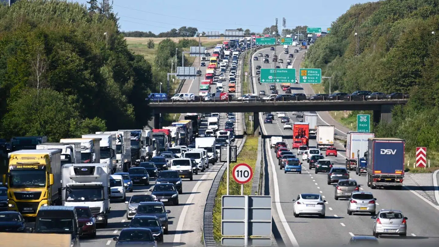 Der er mandag eftermiddag massiv kø ved Vejlefjordbroen.