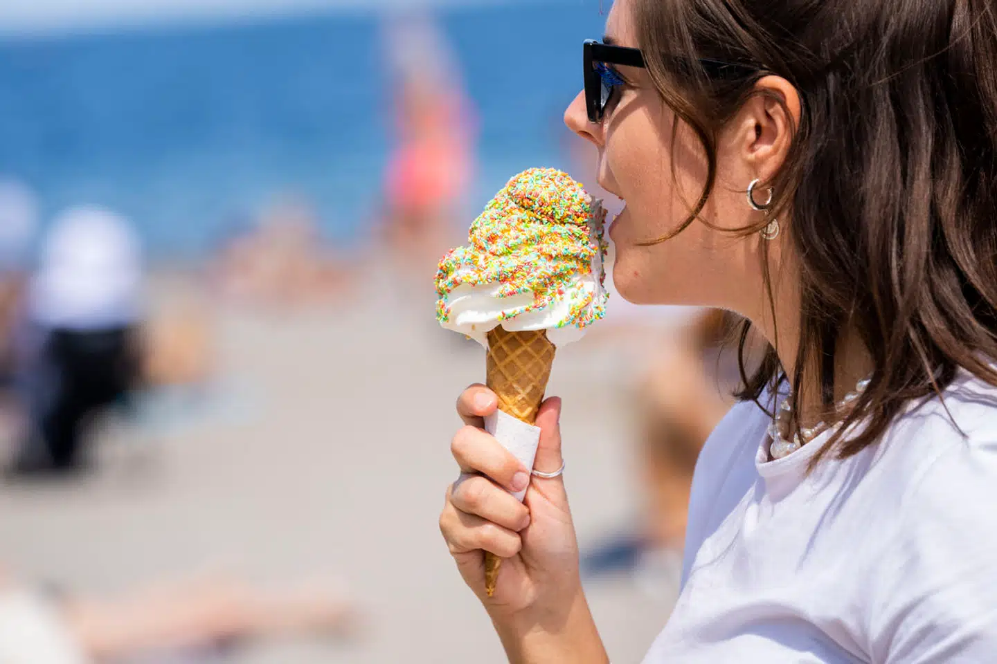 Det varme vejr trækker badegæster til stranden, her ved Svanemøllen i København torsdag den 22. juni 2023.