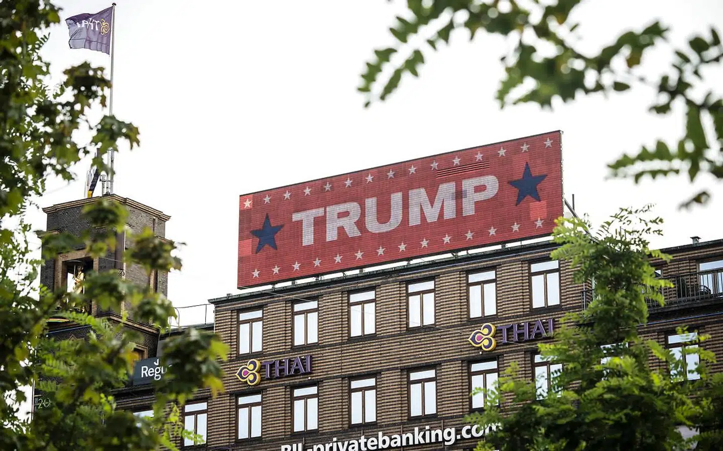 Trump-reklame på Rådhuspladsen i København.
