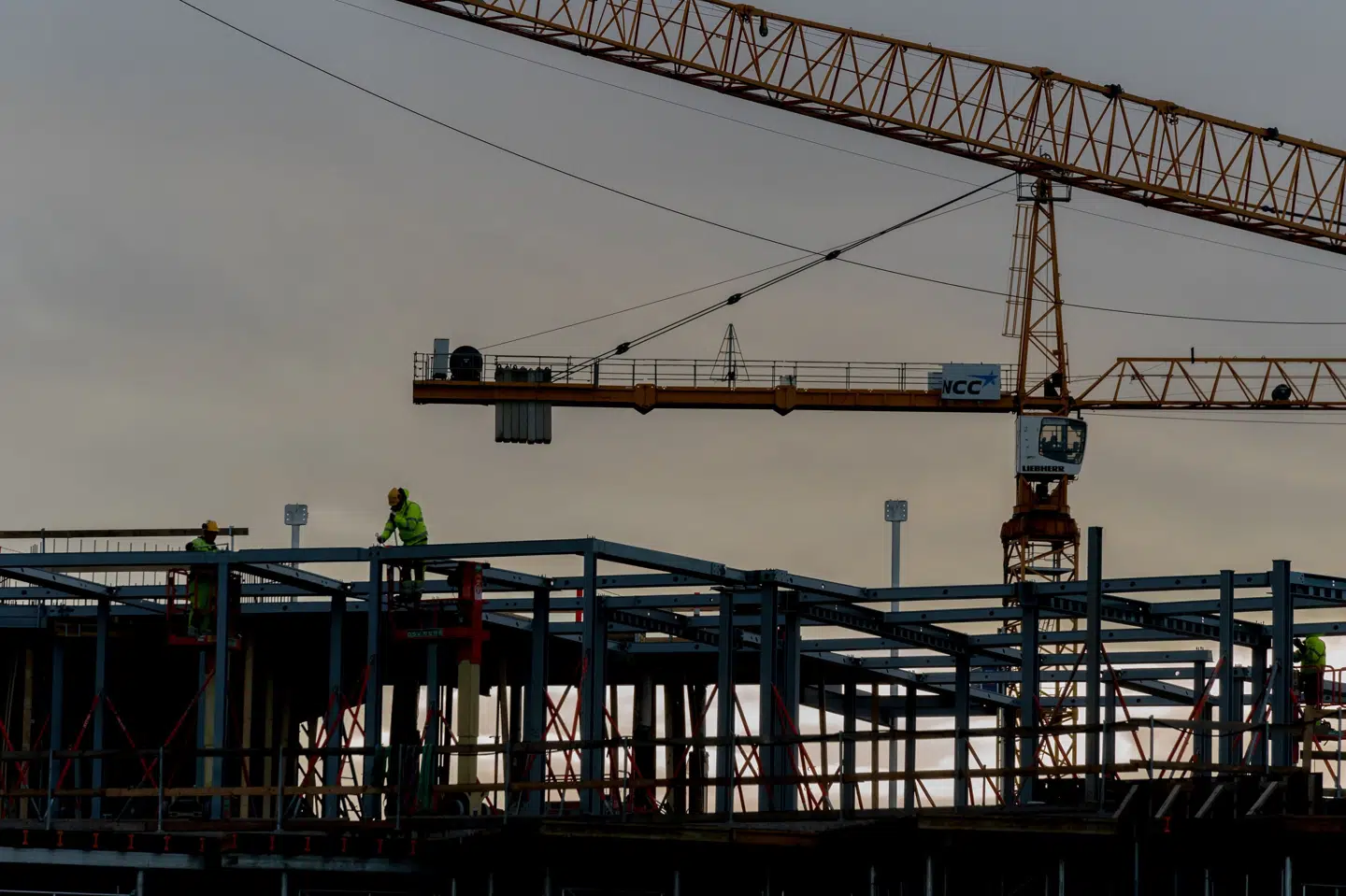 Der er mindre aktivitet på landets byggepladser lige nu, end der normalt er. Det skyldes en kombination af højere renter og højere byggeomkostninger, som får bygherrerne til at holde igen med at sætte nye byggerier i gang. (Arkivfoto). Ida Marie Odgaard/Ritzau Scanpix