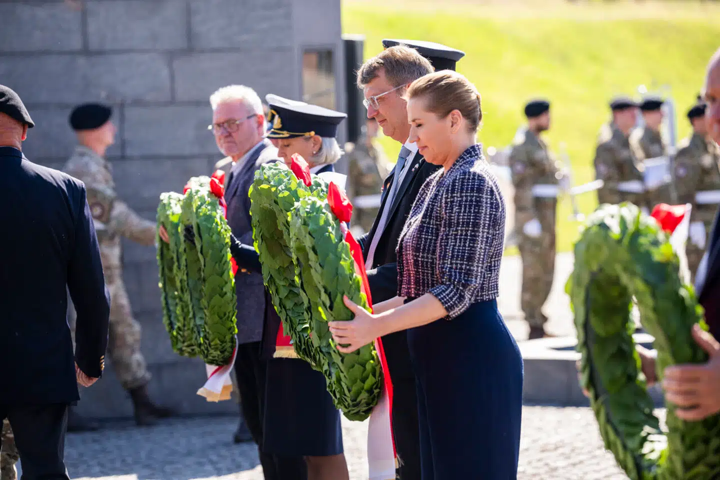 Danske krigsveteraner, som efter deres udsendelse ender med at begå selvmord, står ikke på mindesmærket i Kastellet i København. Det er forbeholdt soldater, som dør under en international mission. Derfor bliver veteraner, der har begået selvmord herhjemme, ikke mindet ved kransenedlægning og gudstjeneste i forbindelse med den årlige flagdag for veteraner 5. september.