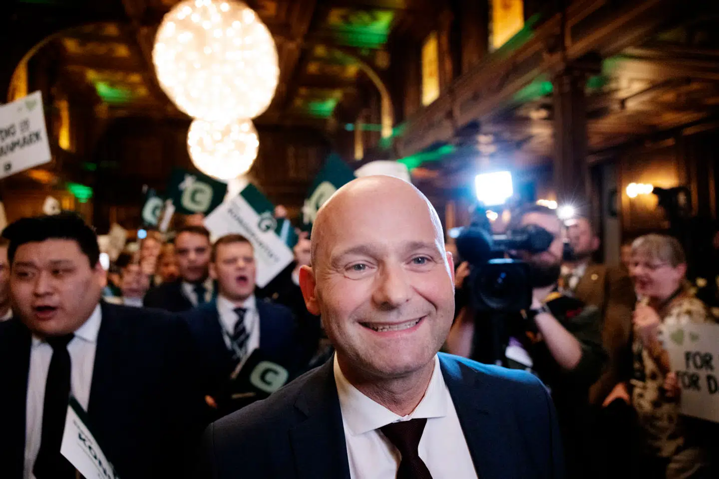 Sent på valgaftenen den 1. november 2022 ankom Søren Pape til sit partis valgfest. Valgkampen havde været brutal og få øjeblikke efter dette billede, gik han op og sagde noget, han i dag fortyder, mener politiske kommentatorer.