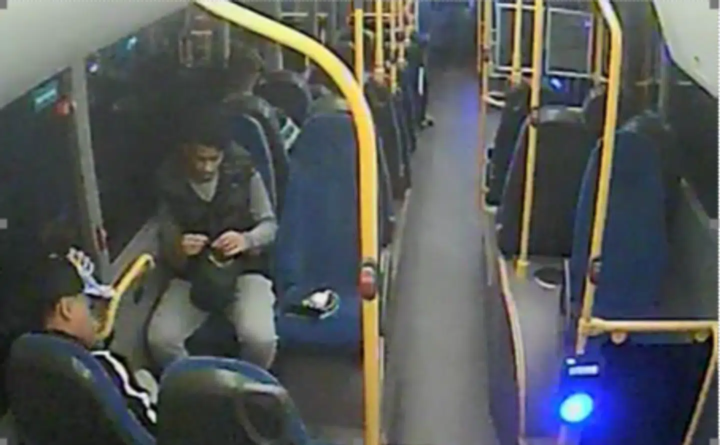 Politiet efterlyser to mænd af mellemøstlig udseende i alderen 16-18 år.