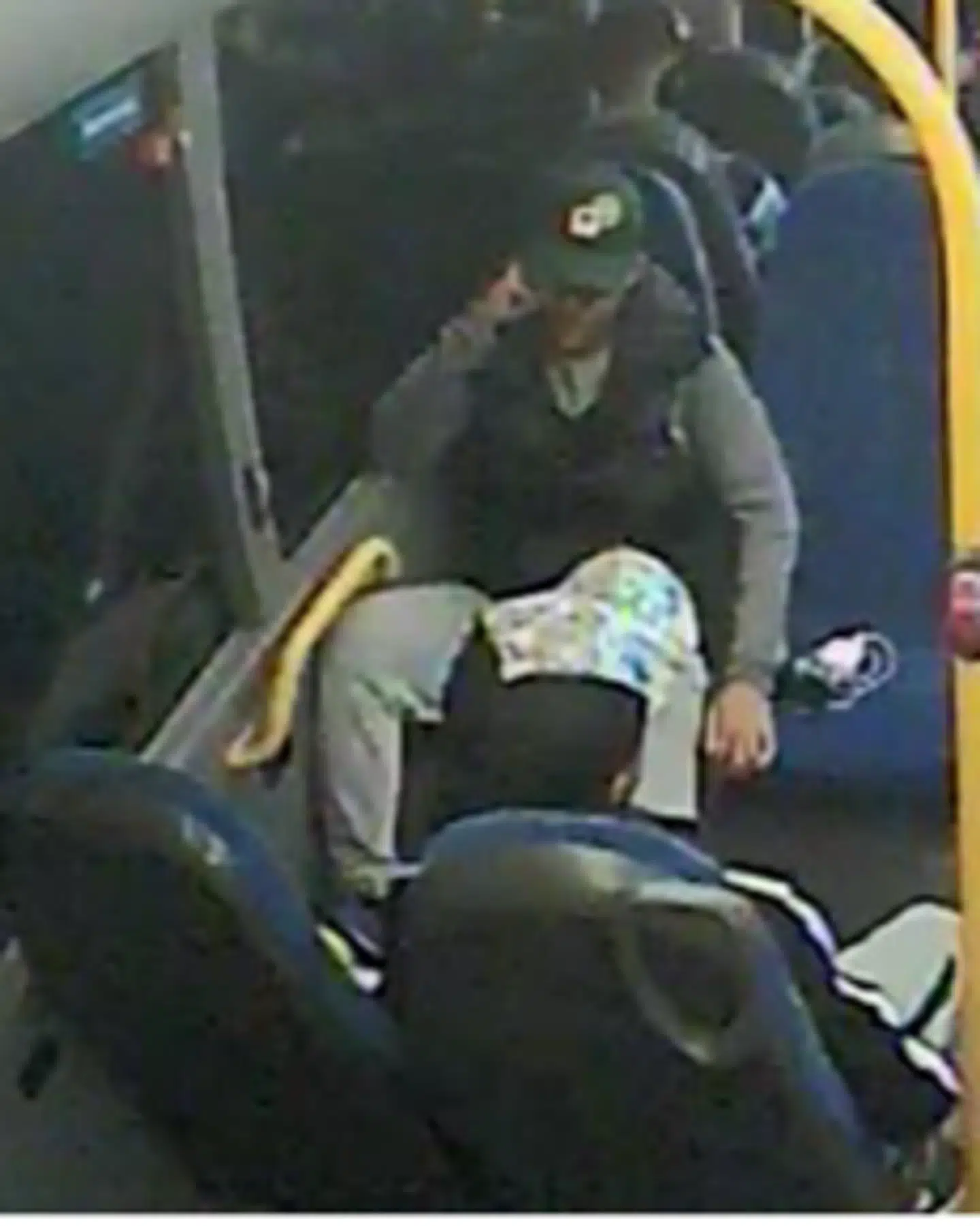 Politiet efterlyser to mænd af mellemøstlig udseende i alderen 16-18 år.