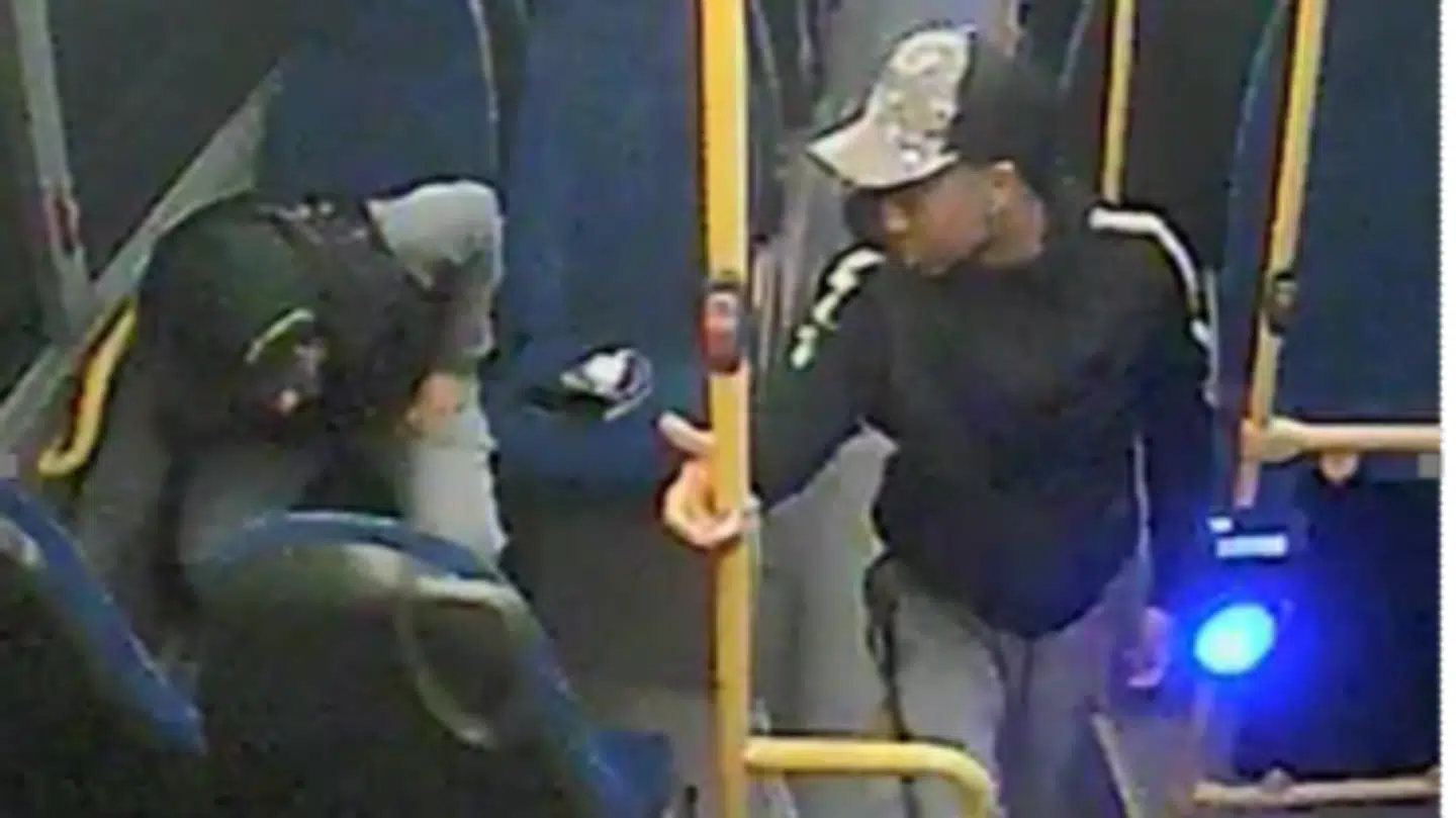 Politiet efterlyser to mænd af mellemøstlig udseende i alderen 16-18 år for overfaldet på det unge par.