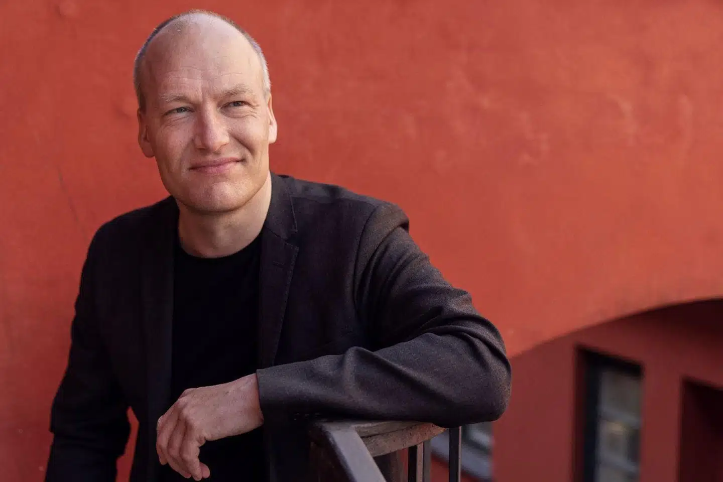 »Selv med den nye pengepolitik behøvede danskerne langtfra at betale så mange penge i bankrenter. De danske storbanker har nemlig brugt det nye rentemiljø til at presse citronen til det yderste og hive flere og flere penge op af danskernes lommer,« skriver Pelle Dragsted.