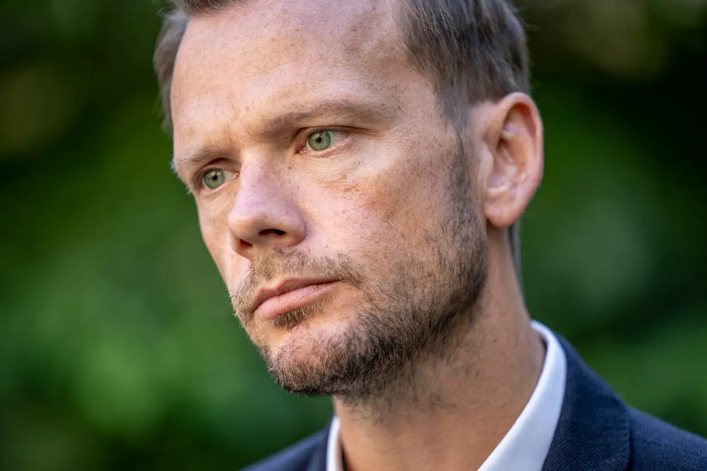 Hummelgaard skrev om redningen af toraruller under Anden Verdenskrig efter et samarbejde mellem en lokal præst og en socialdemokratisk lokalpolitiker i fællesskab. Men han glemmer den mørke side af historien.