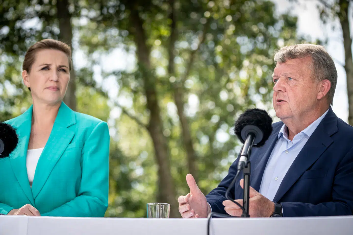 »Manglen på arbejdskraft er ikke bare et stort problem, det er også et meget vanskeligt problem, som må løses med både præcision og omtanke, hvis ikke løsningerne i sig selv skal medføre nye problemer,« skriver Amalie Lyhne i denne leder. Her afholdes pressemøde i forbindelse med et regeringsseminar 24. august 2023.