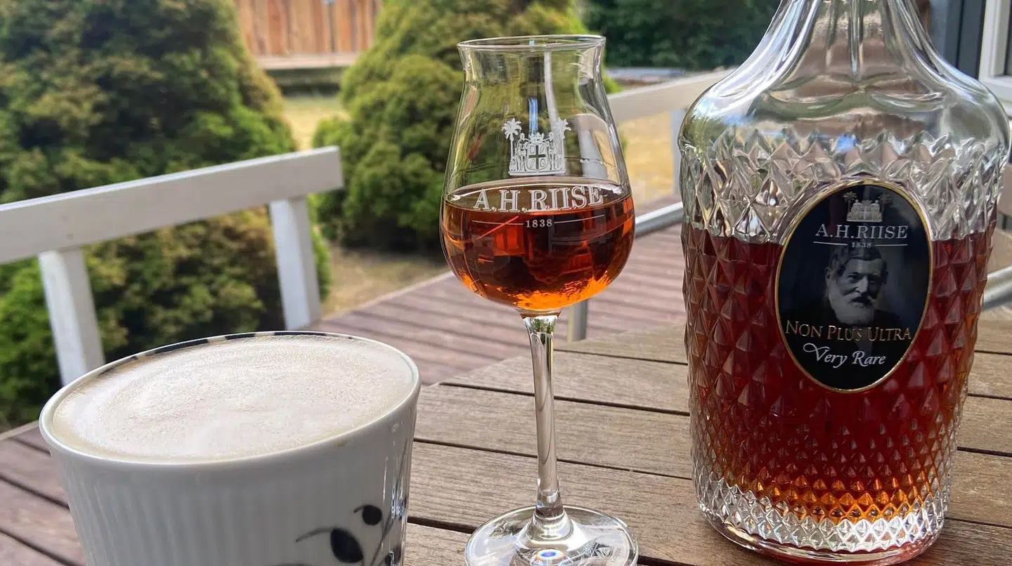 Christian Flintholm nyder tilværelsen i sommerhus i Jylland. Her med en god kop kaffe og lidt procenter.