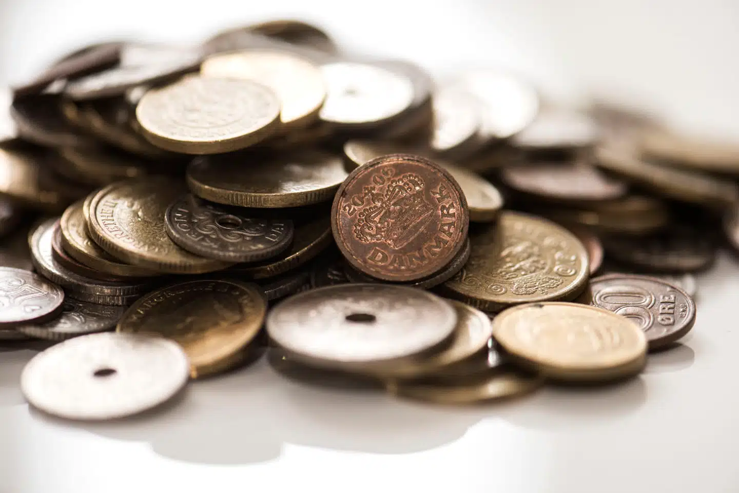 Hvis arvingerne er i den billige afgiftsklasse, kan der for større formuer spares nogle penge ved at indtænke en velgørende forening til at arve et beløb mod at betale boafgiften.