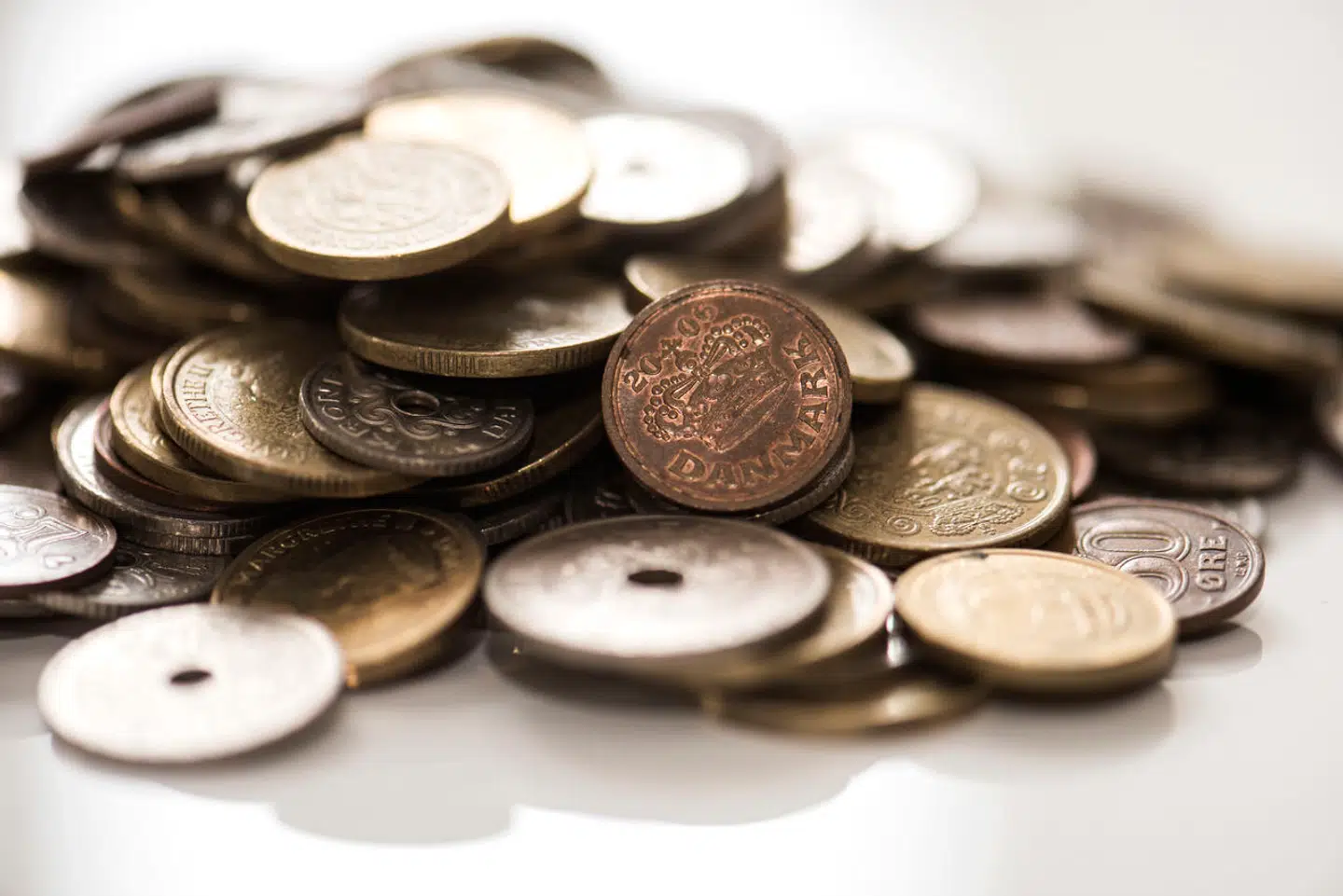 Hvis arvingerne er i den billige afgiftsklasse, kan der for større formuer spares nogle penge ved at indtænke en velgørende forening til at arve et beløb mod at betale boafgiften.