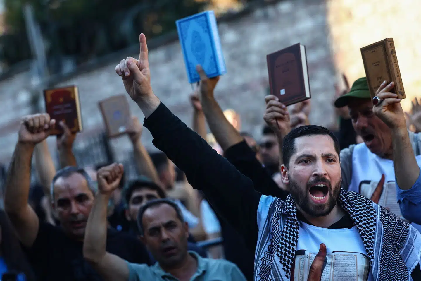 »For demokratiets skyld vil jeg derfor opfordre jer til at sætte jer i respekt som lovgivere og stemme nej til koranloven,« skriver Eva Gregersen til folketingsmedlemmer i regeringen. Her demonstreres mod koranafbrændinger i Istanbul, Tyrkiet, 30. juli 2023.