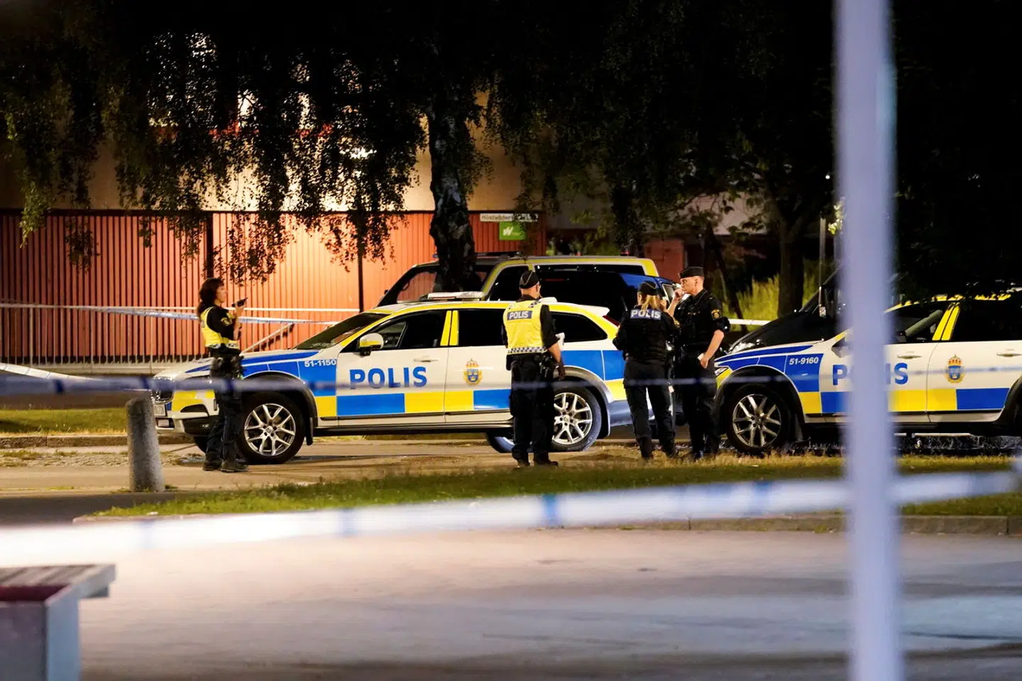 En kvinde blev i nat fundet hårdt kvæstet af skud i den svenske by Uppsala.