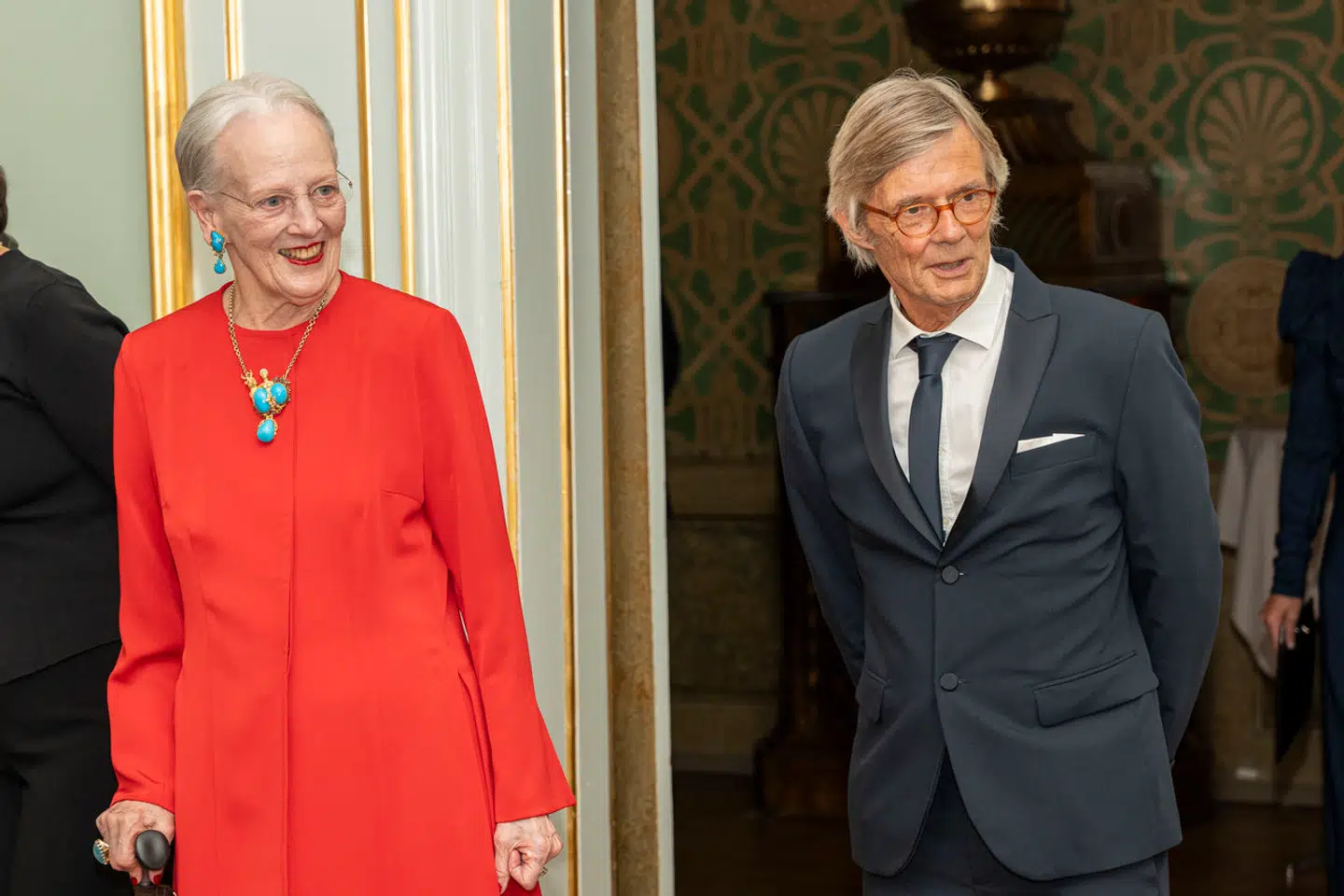 H.M. Dronning Margrethe viser sine decoupager til Kronprinsessen og Bille August efter forpremieren på Netflix-filmen 'Ehrengard: Forførelsens Kunst' i Moltkes Palæ i København, onsdag den 6. september 2023. Dronningen har lavet scenografi og kostumer til filmen.