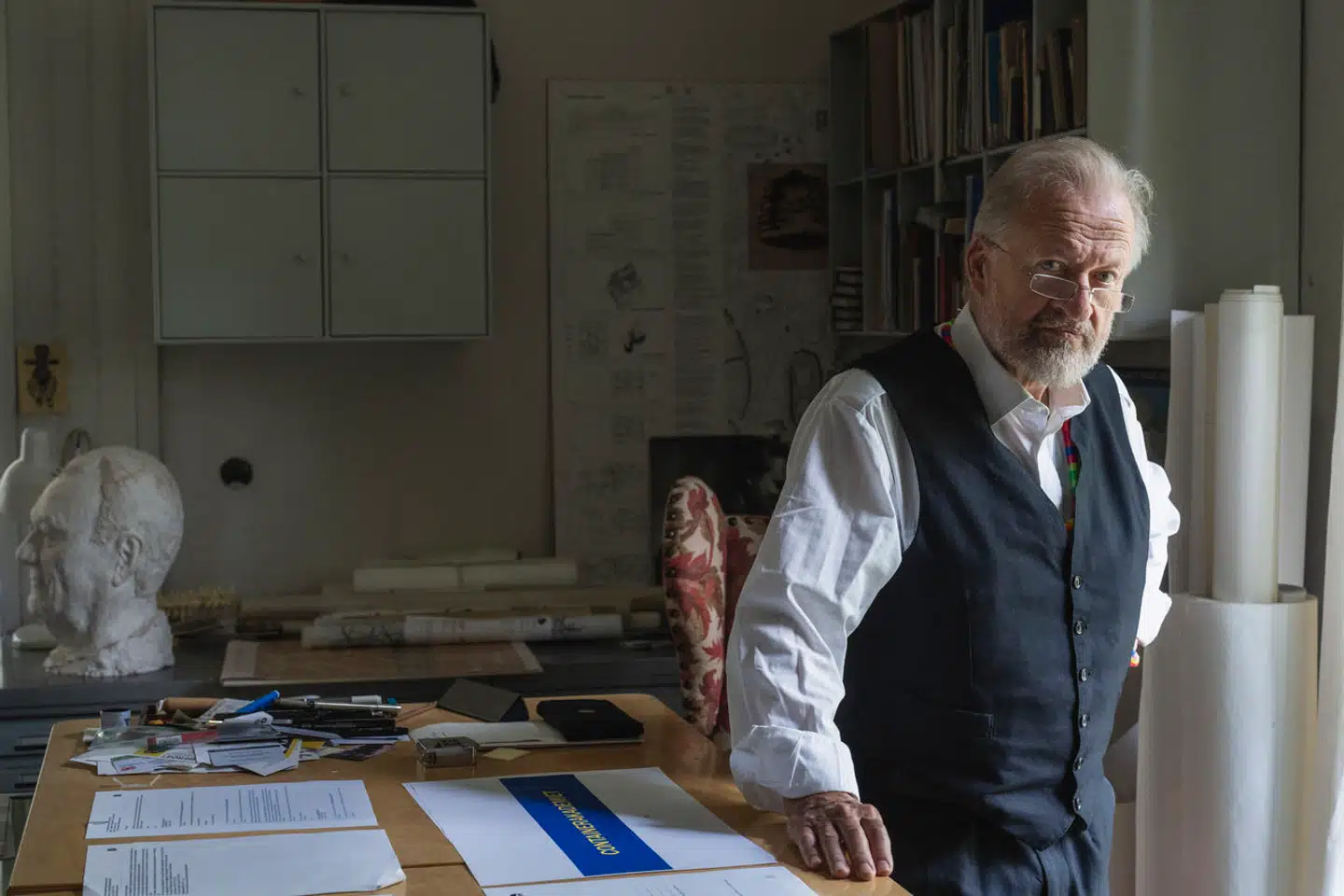 Kunsteren Bjørn Nørgaard er inderlig modstander af regeringens planlagte blasfemilov, der sigter til at standse koranafbrændinger. »Hvis vi begynder at tro, at vi kan censurere os til at skelne mellem den rigtige og den forkerte kritik, så går vi galt i byen. Uden kritik dør det liberale demokrati,« siger den berømte kunstner, der især er kendt for sin hesteofring.