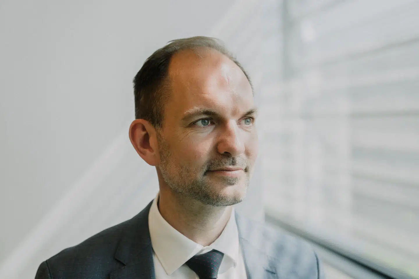 - Vi tager meget gerne ejerskab over toptopskatten. Vi synes, at det er en god idé, siger skatteminister Jeppe Bruus (S). Rune øe/Ritzau Scanpix