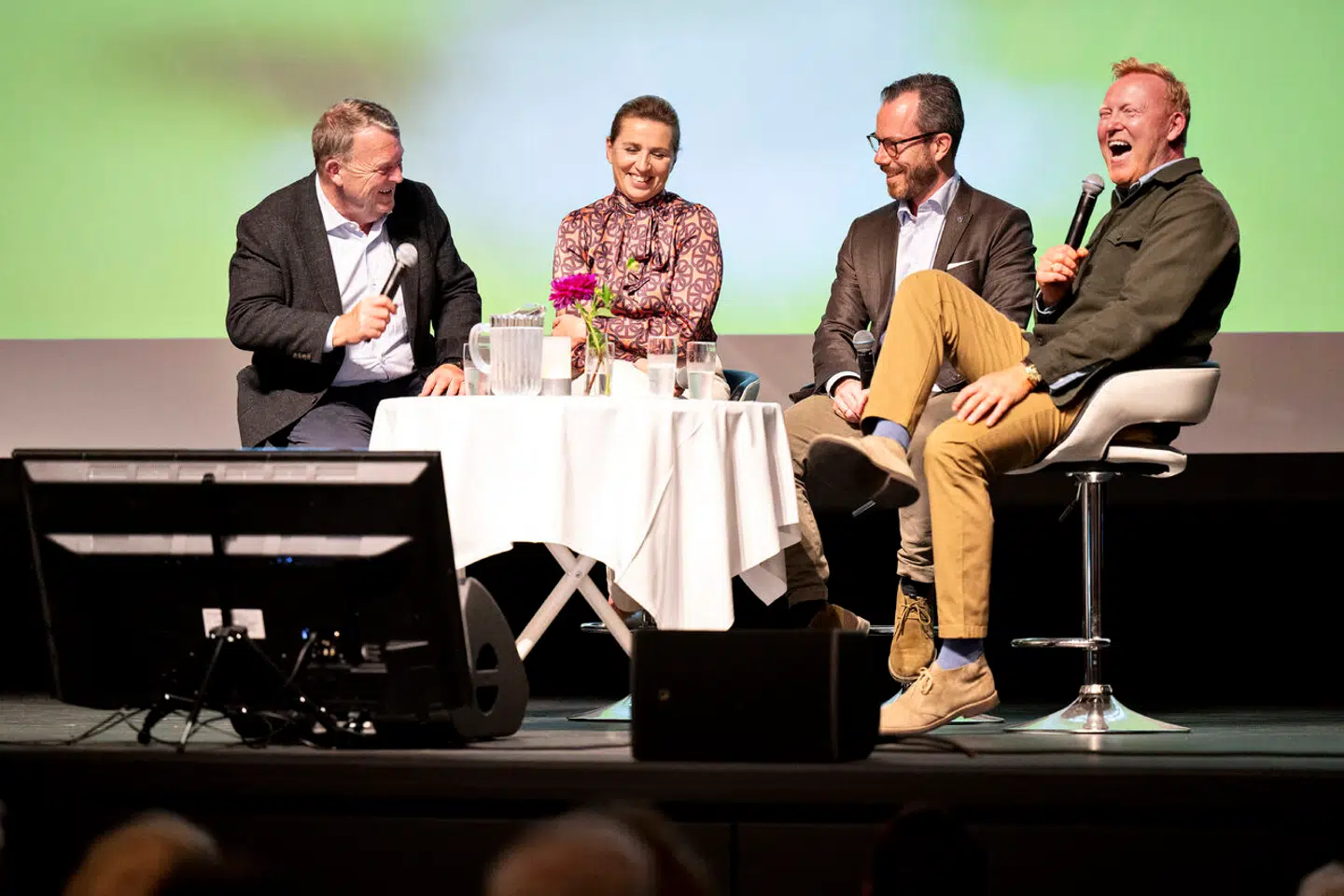»Sammen om et bedre Danmark«. Et halvhjertet roadshow begyndte med krummede tæer og spørgsmål, der virkede, som om de var skrevet af partiernes ungdomsorganisationer.