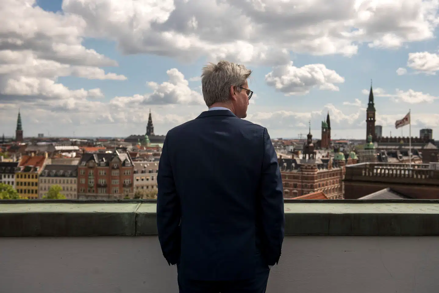 »Vi er nødt til at tænke nyt. Vi kan ikke tvinge folk til at arbejde, der i øvrigt kan klare sig selv. Vi er nødt til at gennemtænke et helt nyt skattesystem, der ansporer folk. Belønner dem,« skriver Søren Pind.