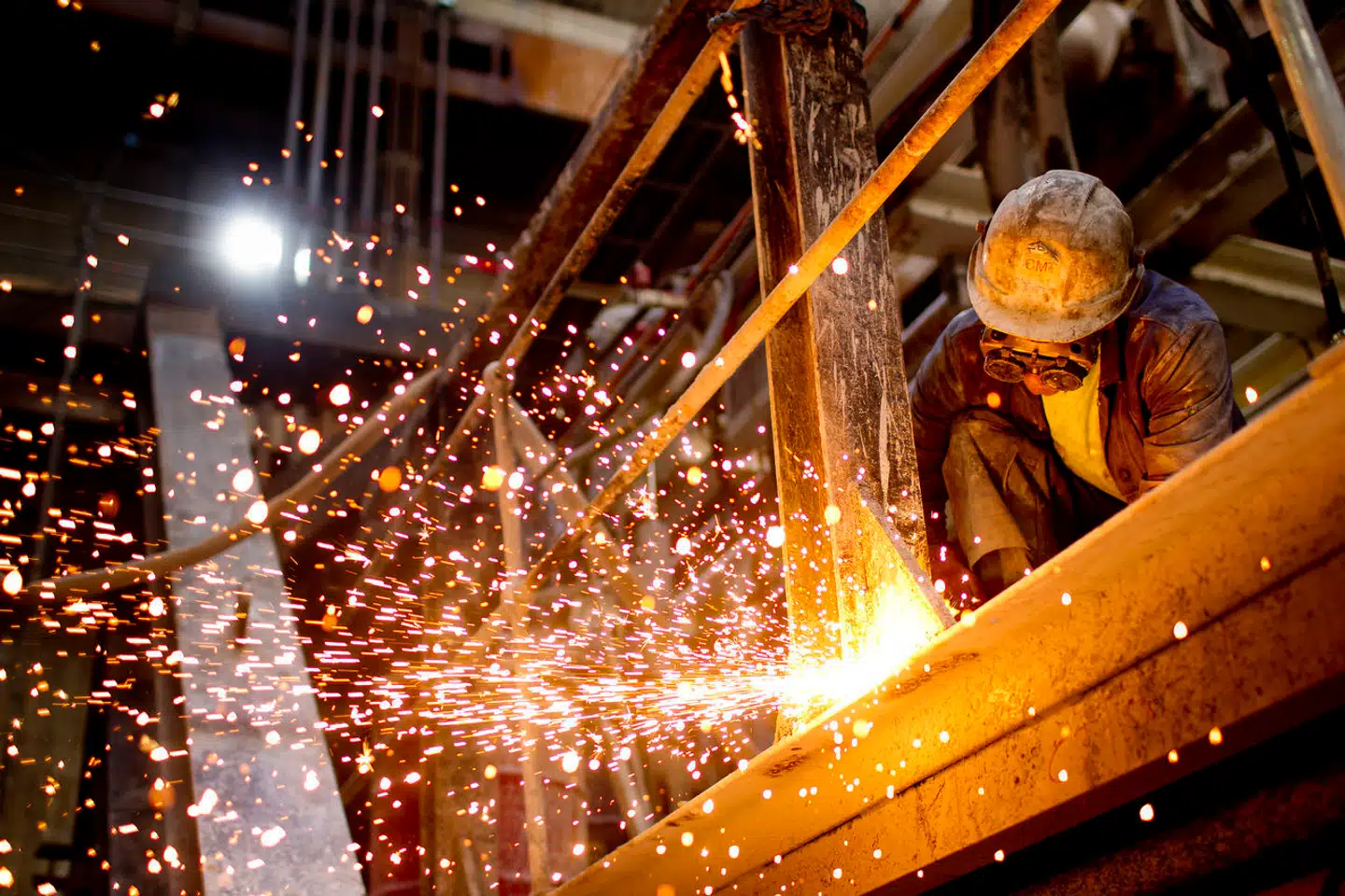 Industrien er ikke brandvarm i øjeblikket. Afmatning på vores vigtigste eksportmarkeder og stærk dansk krone gør ondt. Ser vi bort fra medicinalindustrien er industriens produktion dykket med 12 procent det seneste år. Inden for nogle brancher har nedgang været over 20 procent. Det vil ramme hele dansk økonomi.