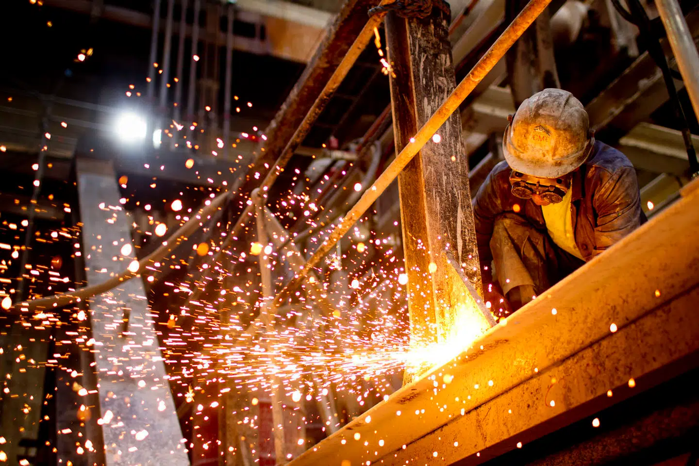 Industrien er ikke brandvarm i øjeblikket. Afmatning på vores vigtigste eksportmarkeder og stærk dansk krone gør ondt. Ser vi bort fra medicinalindustrien er industriens produktion dykket med 12 procent det seneste år. Inden for nogle brancher har nedgang været over 20 procent. Det vil ramme hele dansk økonomi.