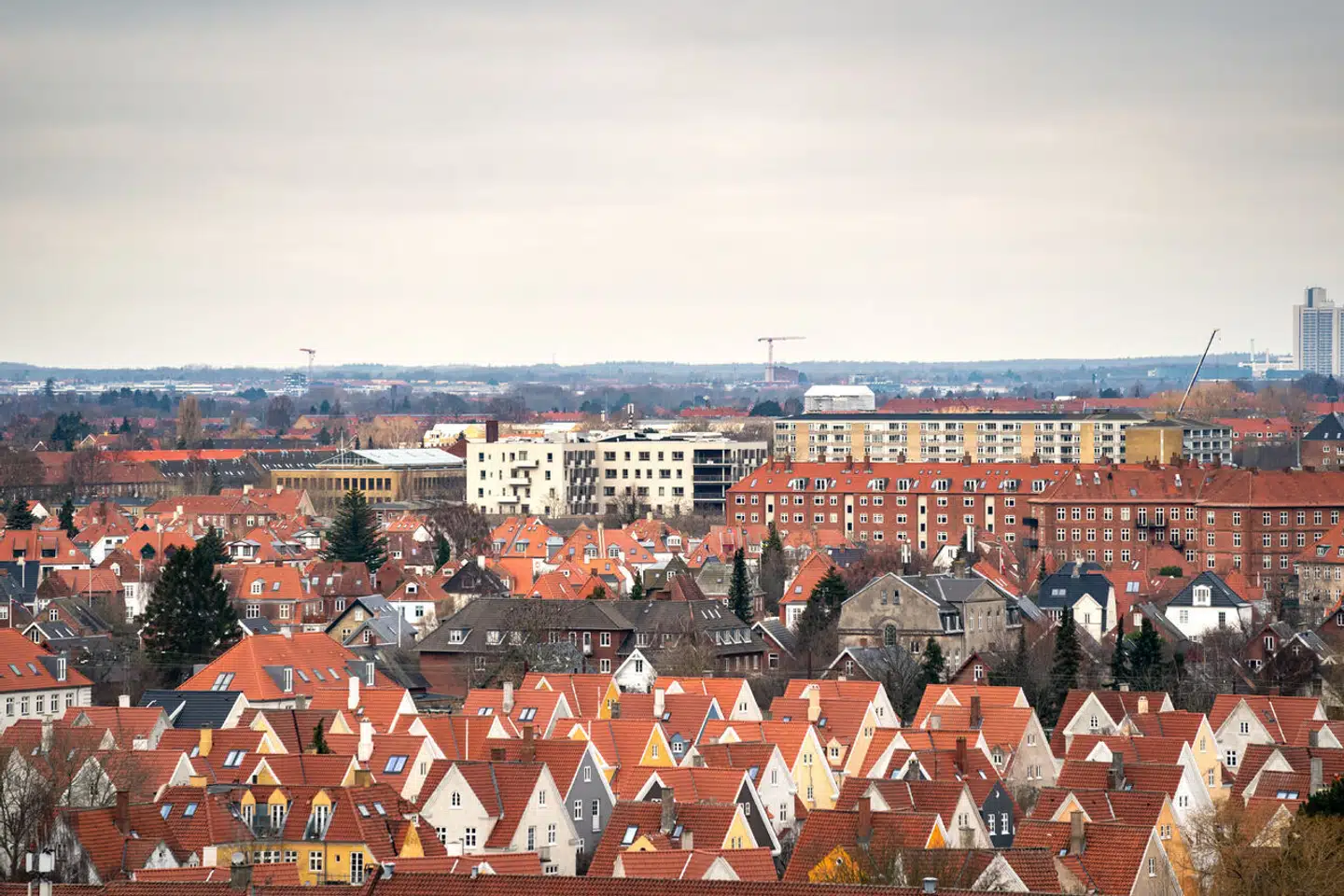 Nye ejendomsvurderinger og senere nye boligskatter ruller ud over landet, og det indebærer, at tusindvis af boligejere skal være forberedt på en efterregning.