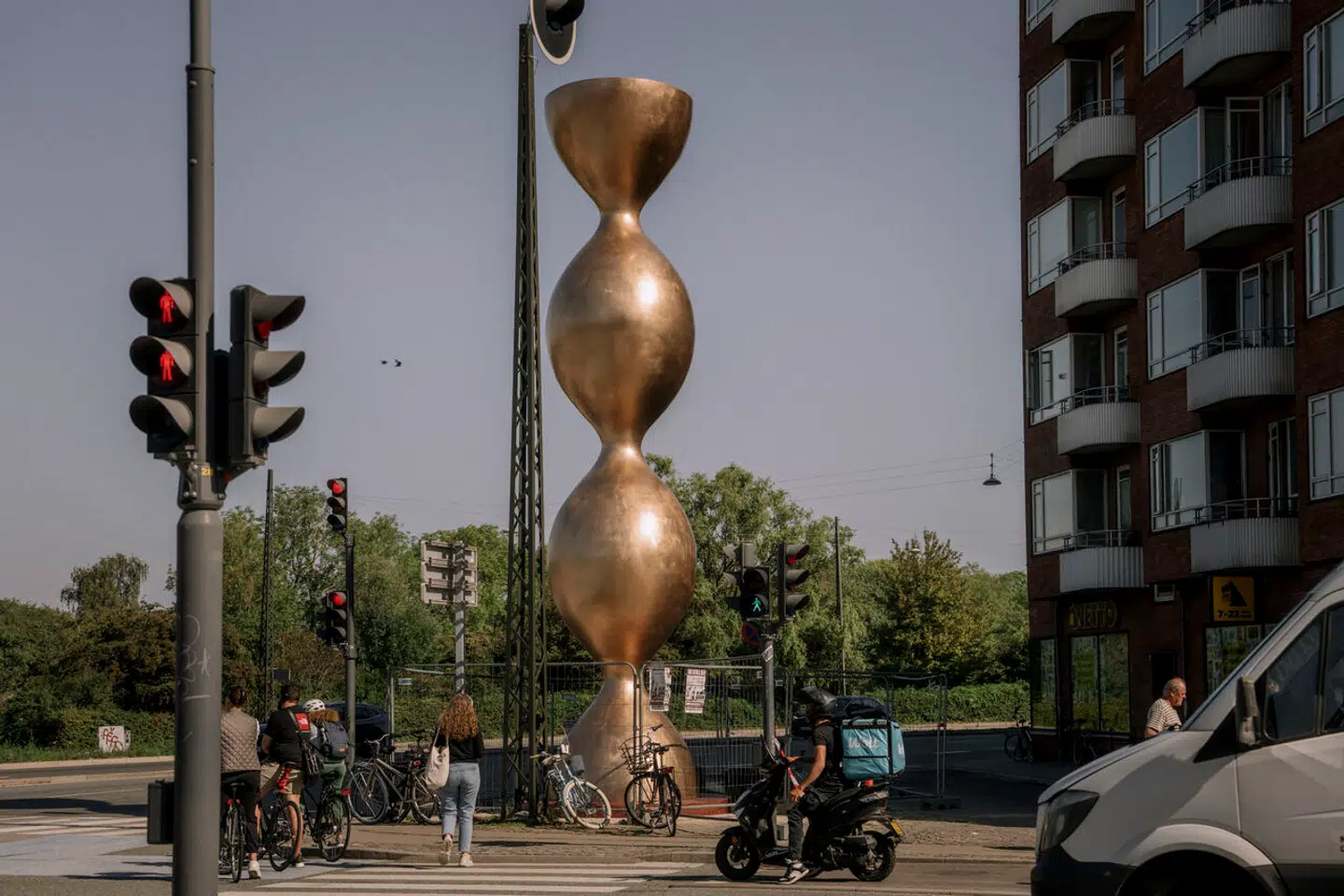 Kunstneren Sophia Kalkaus nye ti meter høje skulptur er sat op på Christmas Møllers Plads. Og den har affødt mange reaktioner.