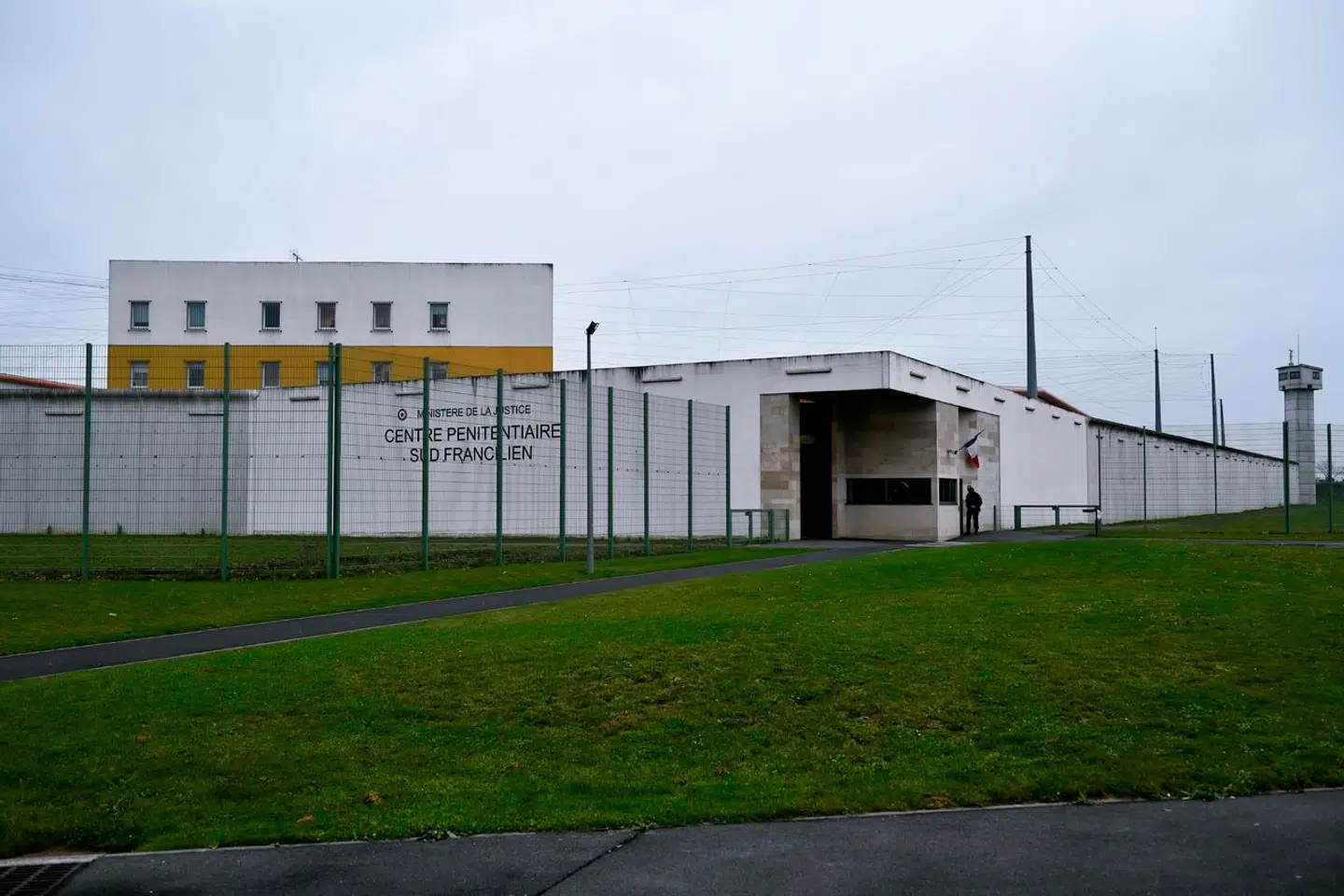 Den ydre gård i højsikkerhedsfængslet nær byen Réau er blevet udstyret med et trådnet, der beskytter mod indtrængen fra luften, efter den ydmygende helikopterflugt i 2018.