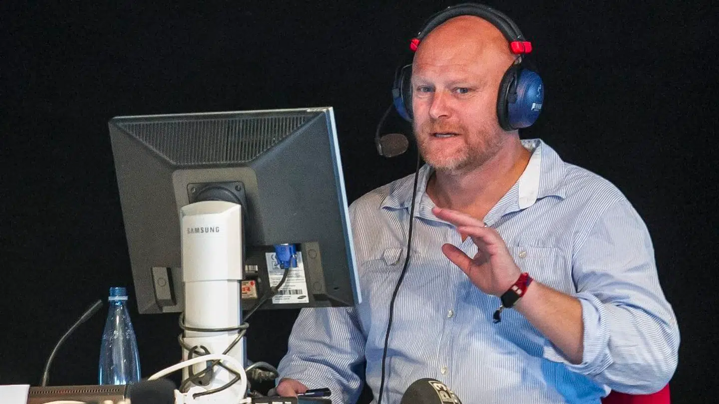 Mads Steffensen for bordenden, en af de gange, hvor monopolet har sendt fra Smuk Fest. I monopolet havde han den dag Sara Bro, Stéphanie Surrugue og Simon Jul. I dag har Sara Bro og Mads Steffensen byttet plads.