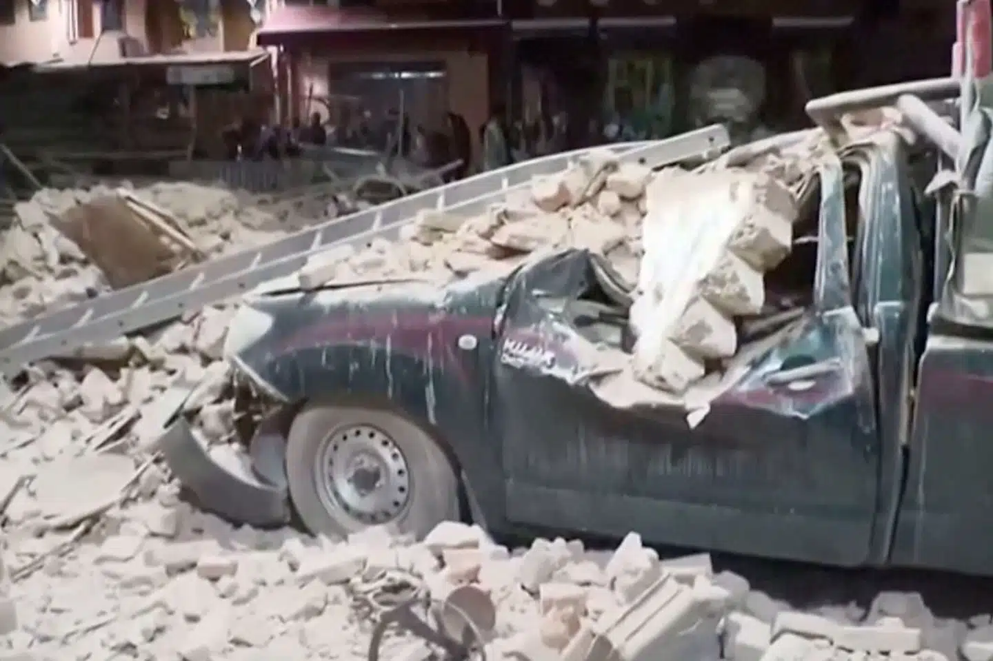 Mure, der er styrtet sammen under et kraftigt jordskælv i det sydlige Marokko, er landet oven på en bil i turistbyen Marrakesh. Al Oula Tv/Reuters